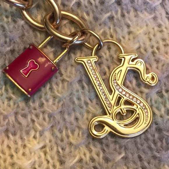 VICTORIA’S SECRET 🔑 Key Chain - Picture 1 of 4